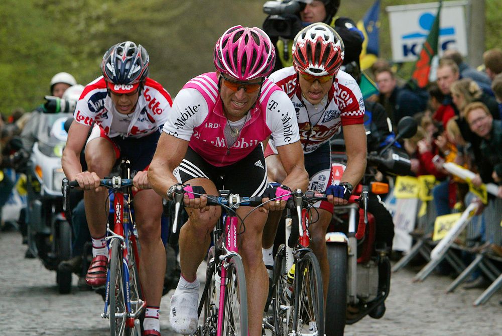 Steffen Wesemann (T-Mobile), Leif Hoste, (Lotto-DOMO) and Dave Bruylandts (Chocolade Jacques) in 2004.