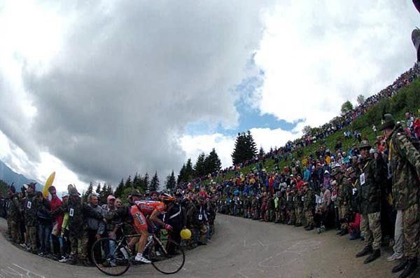Up the fan-covered Monte Zoncolan.
