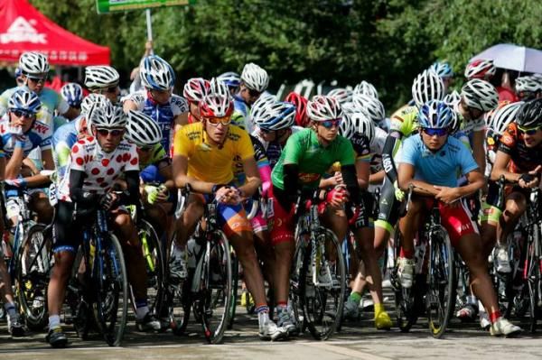 The jersey wearers on the start line.