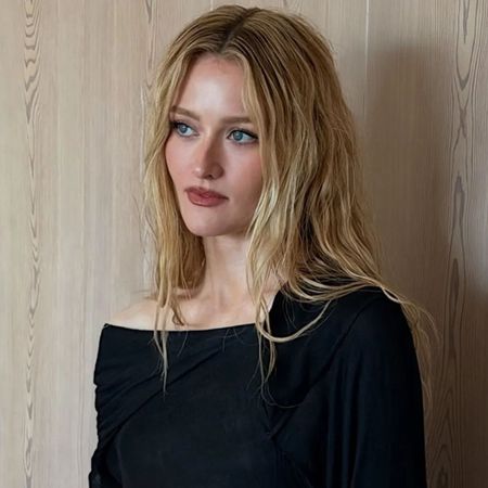 Sarah Pidgeon with a middle parting and beachy waves