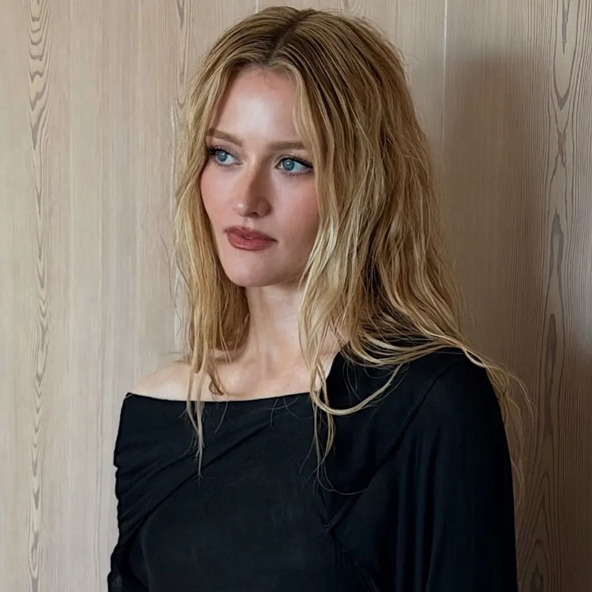 Sarah Pidgeon with a middle parting and beachy waves