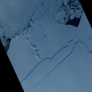 This image, captured on Dec. 13, 2010 by the Advanced Land Imager (ALI) on NASA's Earth Observing-1 (EO-1) satellite, shows icebergs along the Princess Ragnhild Coast in East Antarctica.