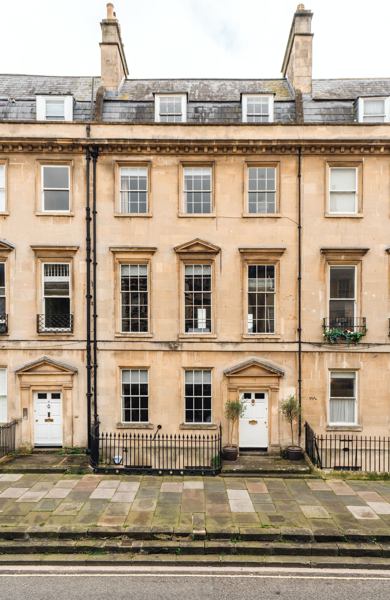 Photographs of the exterior and interior of 12 The Paragon in Bath