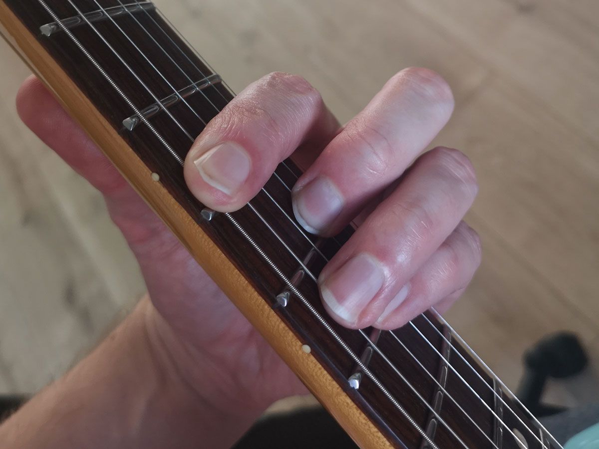 A demonstration of how to play the E-shape B major barre chord