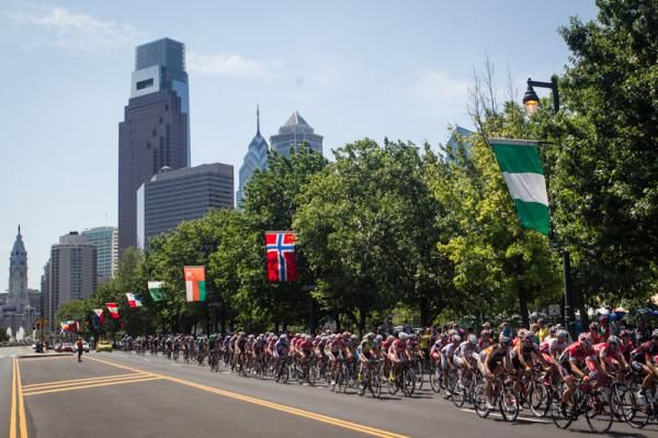 The men's peloton rolls along on Benjamin Franklin Parkway