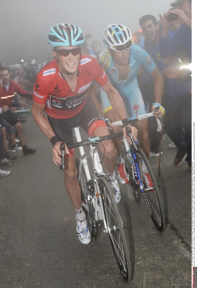 Chris Horner leads Vincenzo Nibali through the fog on the Angliru at the 2013 Vuelta
