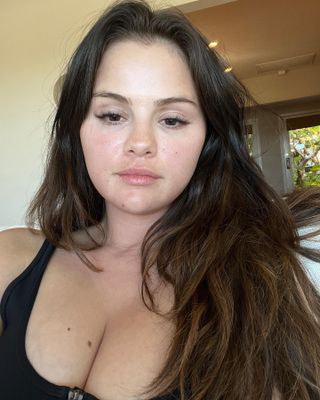 @selenagomez mit dunkelbraunen Haaren