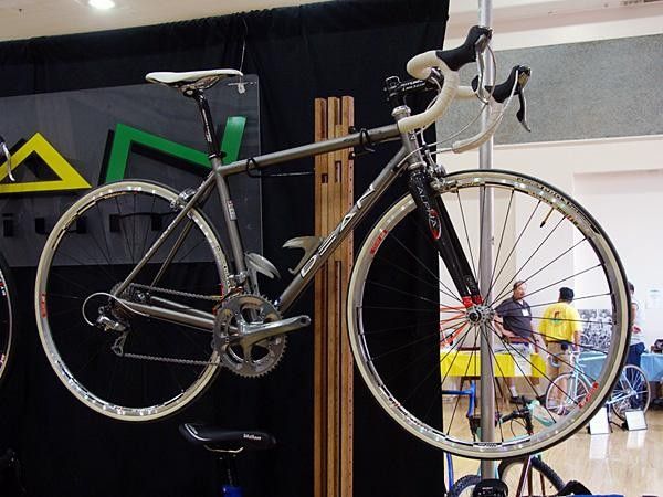 Dean says its new Superlite titanium road frame weighs just 1090g (2.4lb).