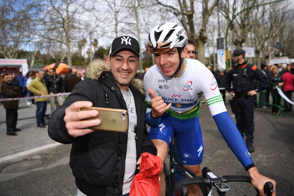 Alvaro Hodeg poses with a fan at Volta a Catalunya
