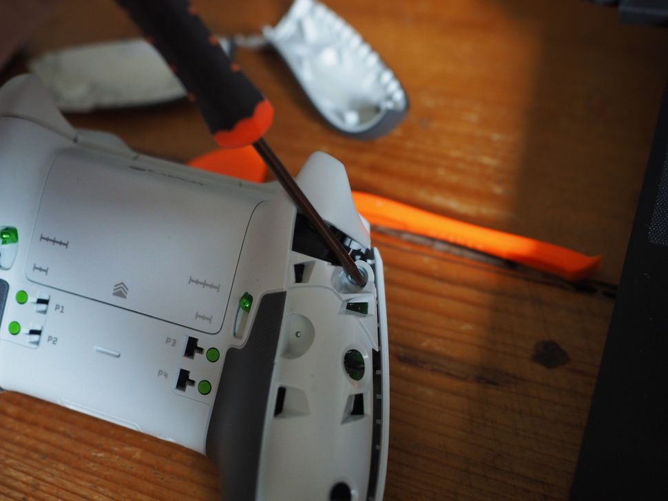 How to take apart xbox controller
