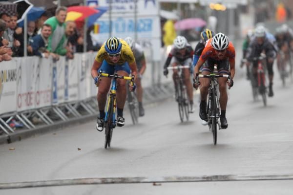The sprint for second place between Kirsten Wild (AA Drink) and Marianne Vos (Nederland Bloeit)