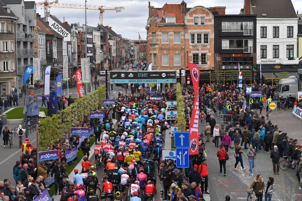 The start of the Dwars door Vlaanderen