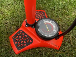 Image shows the gauge of the Specialized Air Tool Comp Floor Pump