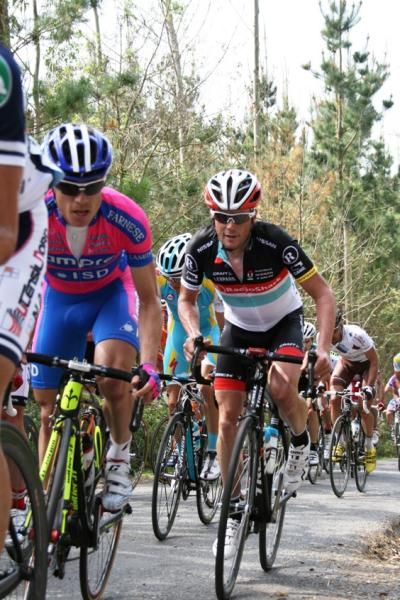 Chris Horner (Radioshack-Nissan) shadows Damiano Cunego (Lampre)