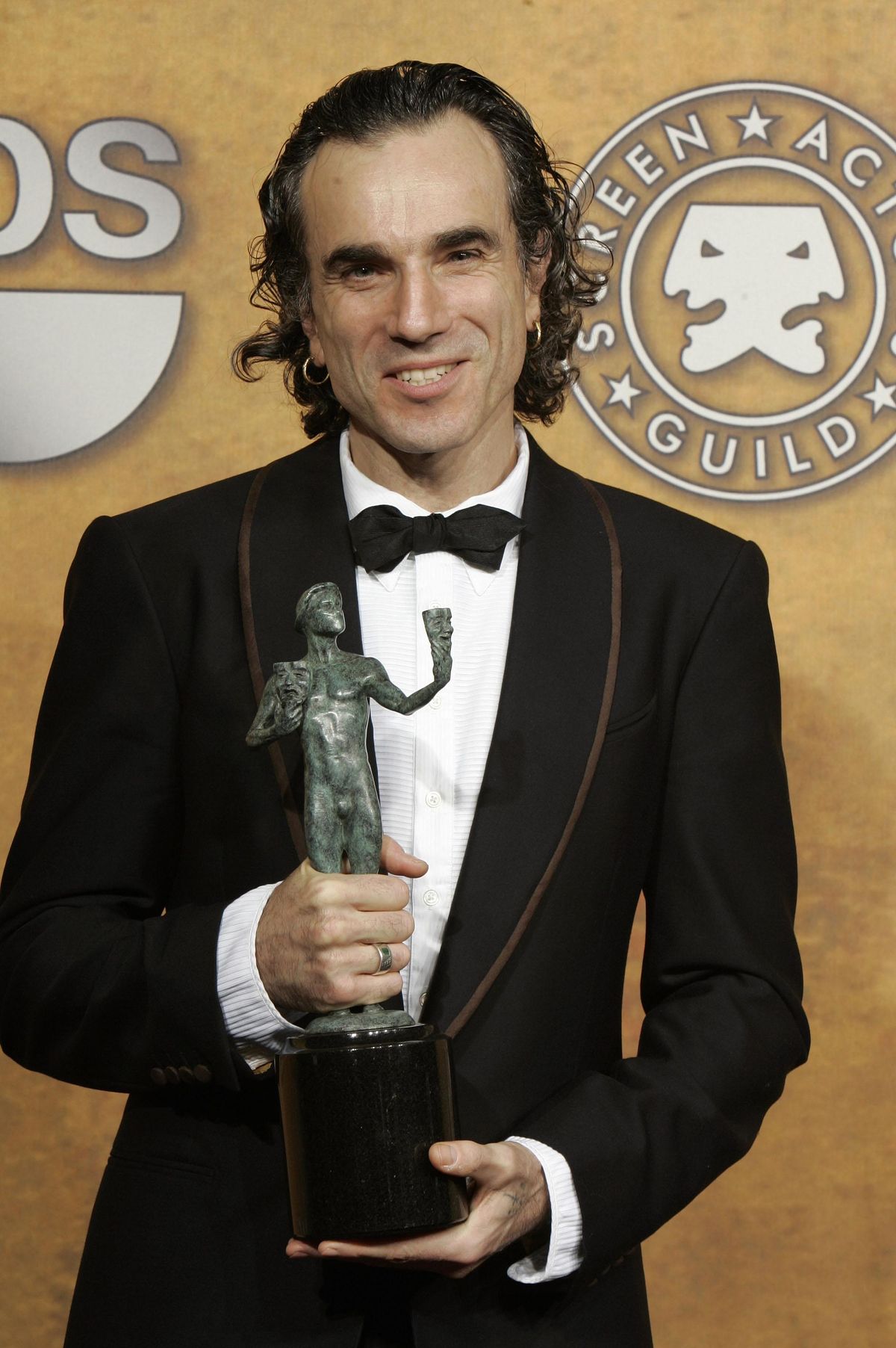 Daniel Day-Lewis dedicates award to Heath (VIDEO)