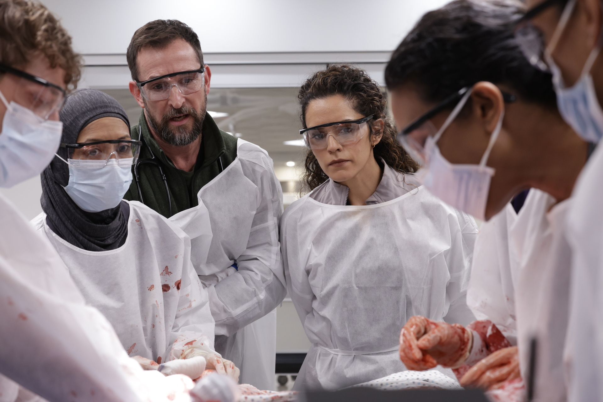 Gerran Howell, Amielynn Abellera, Noah Wyle, Sepideh Moafi, Supriya Ganesh as doctors in surgery in the pitt season 2