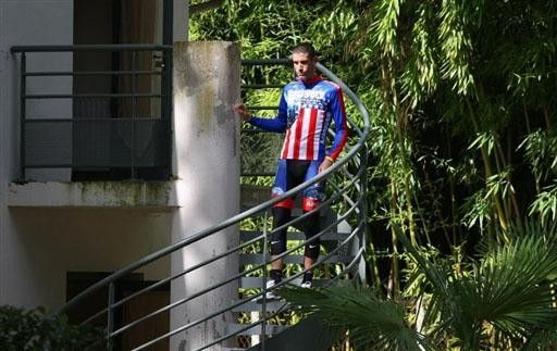 America's George Hincapie strolls outside on the Tour's second rest day