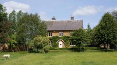 Oxfordshire country house with outbuildings