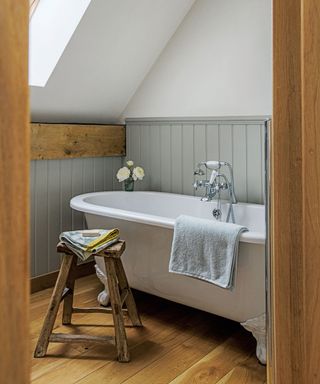 Vintage bathroom ideas with wood paneling