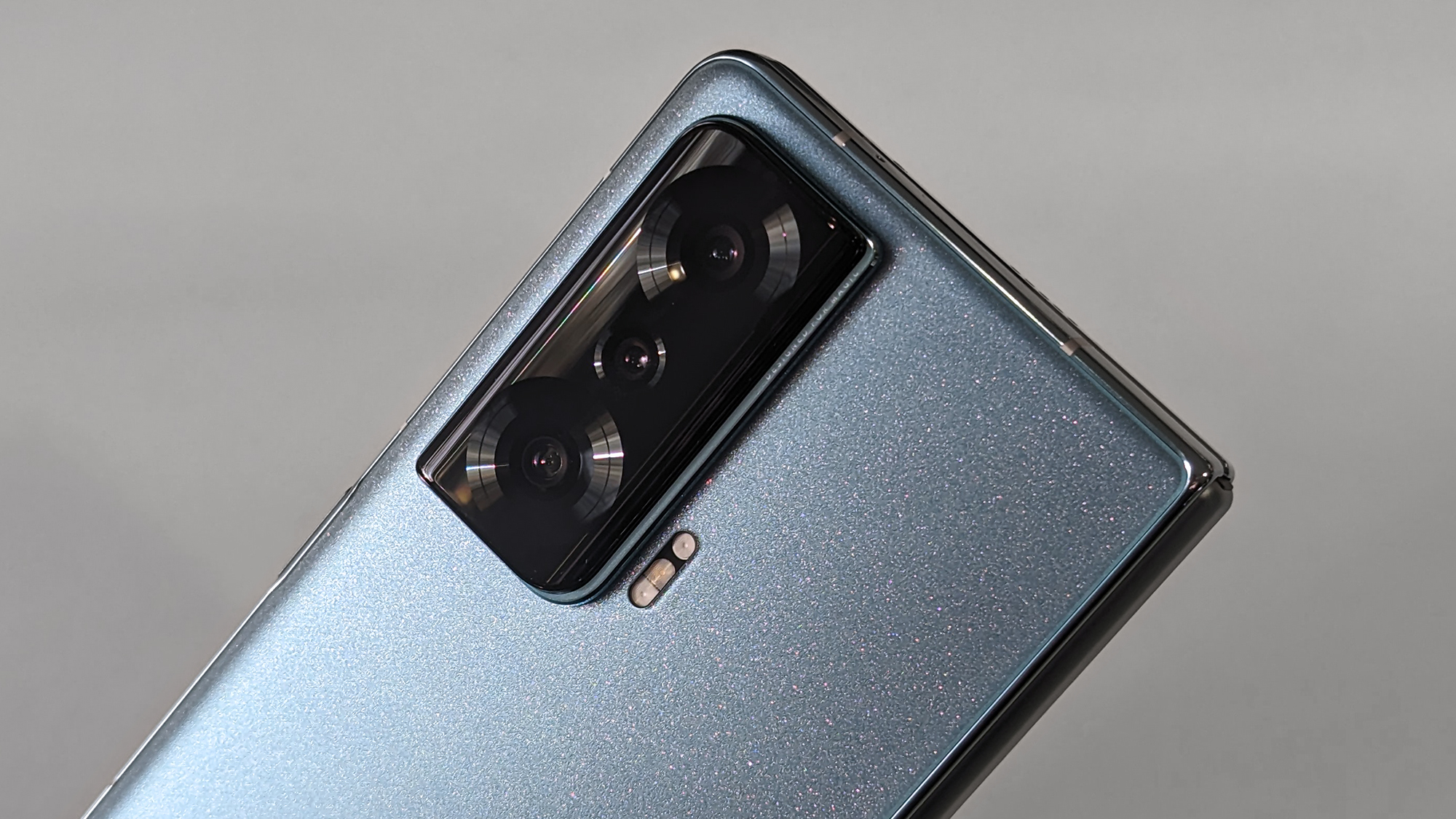 Honor Magic Vs hands-on camera close up