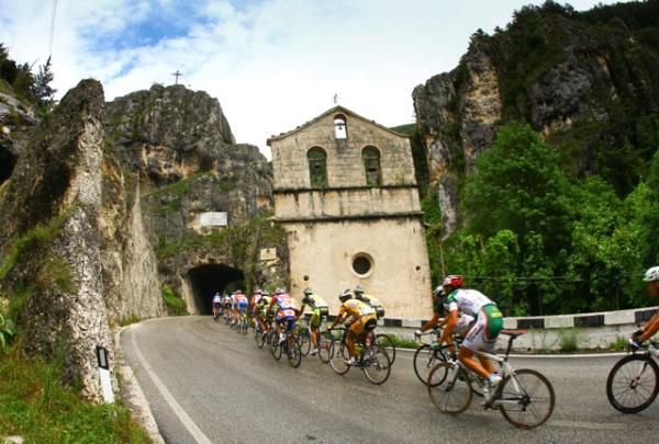 The peloton climbs to the finish at Campo Imperatore.