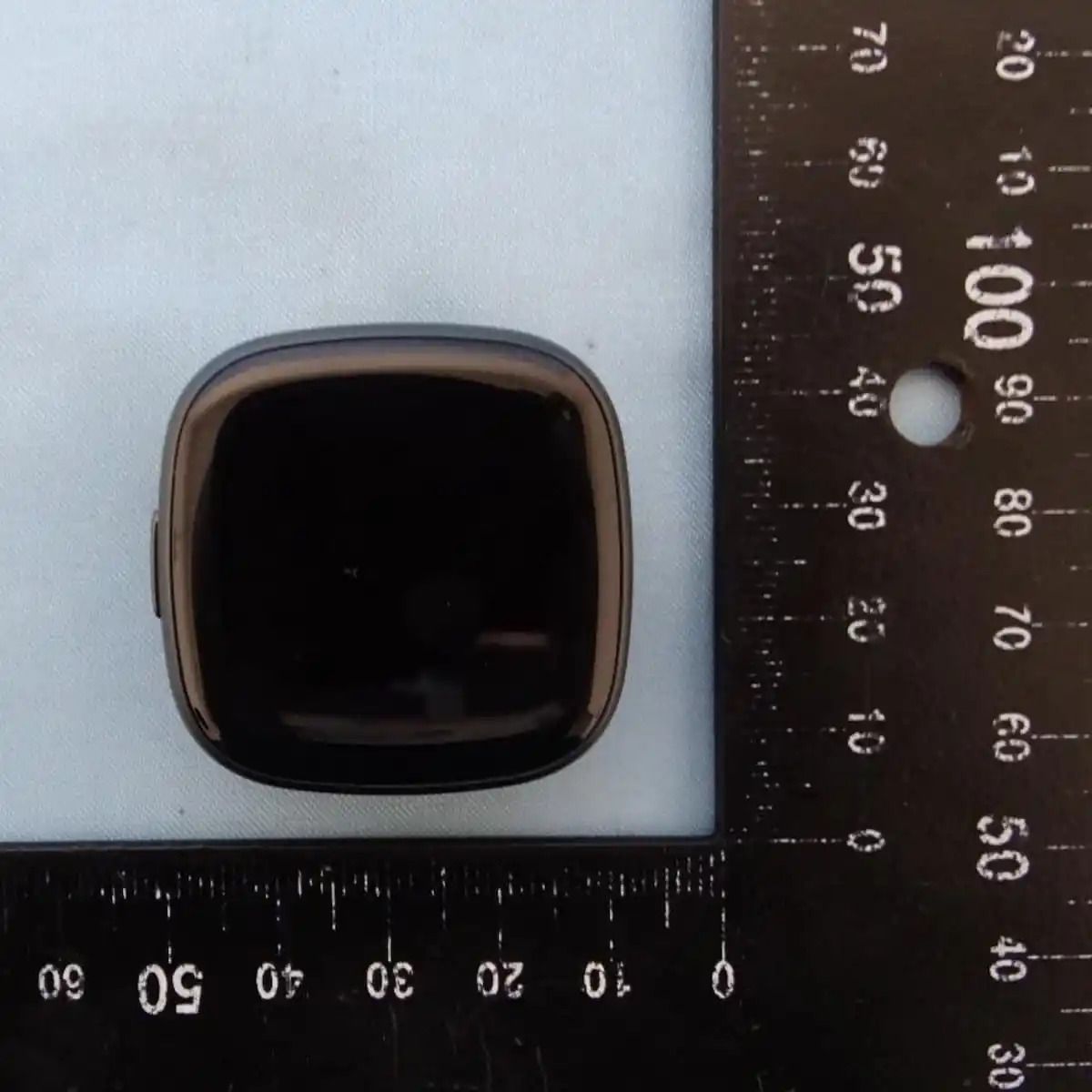 Fitbit Versa 4 leak display