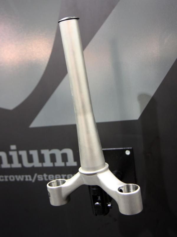 Fox showed the new RAD titanium crown and steerer in a tapered 1 1/8"-to-1 1/2" size - what is likely to become the de facto standard in the coming years.