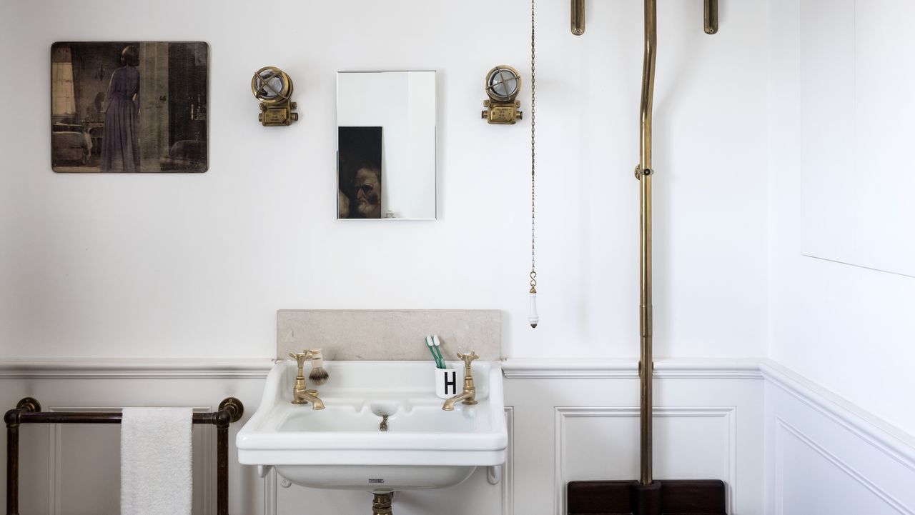 bathroom painted white