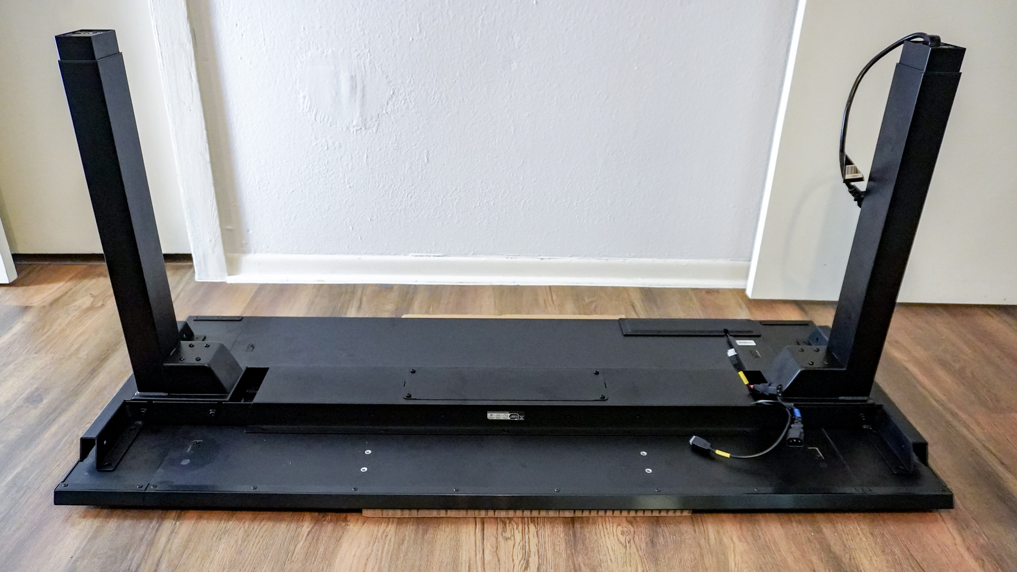 Attaching the legs to the Secretlab Magnus Evo