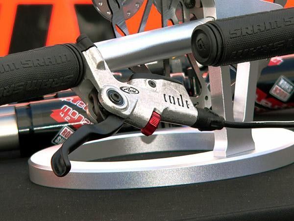 The top-level Code drops a whopping 60g per wheel thanks to a new forged magnesium lever body.