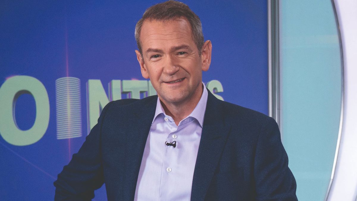 Alexander Armstrong hosting Pointless 