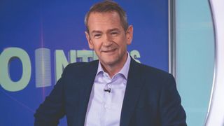 Alexander Armstrong hosting Pointless 