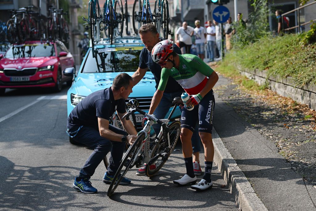 VARESE ITALY OCTOBER 03 Simone Velasco of Italy and Astana Qazaqstan Team suffers a mechanical problem during the 102nd Tre Valli Varesine 2023 a 19654km one day race from Busto Arsizio to Varese on October 03 2023 in Varese Italy Photo by Dario BelingheriGetty Images