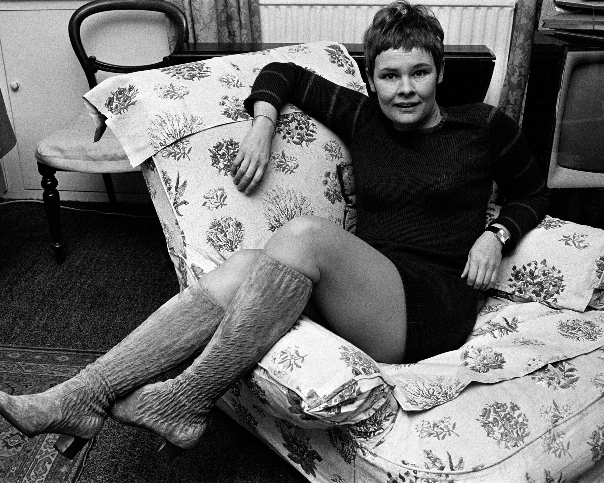 judi dench in her living room in the 1960s