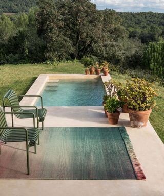outdoor rug on a patio next to a swimming pool