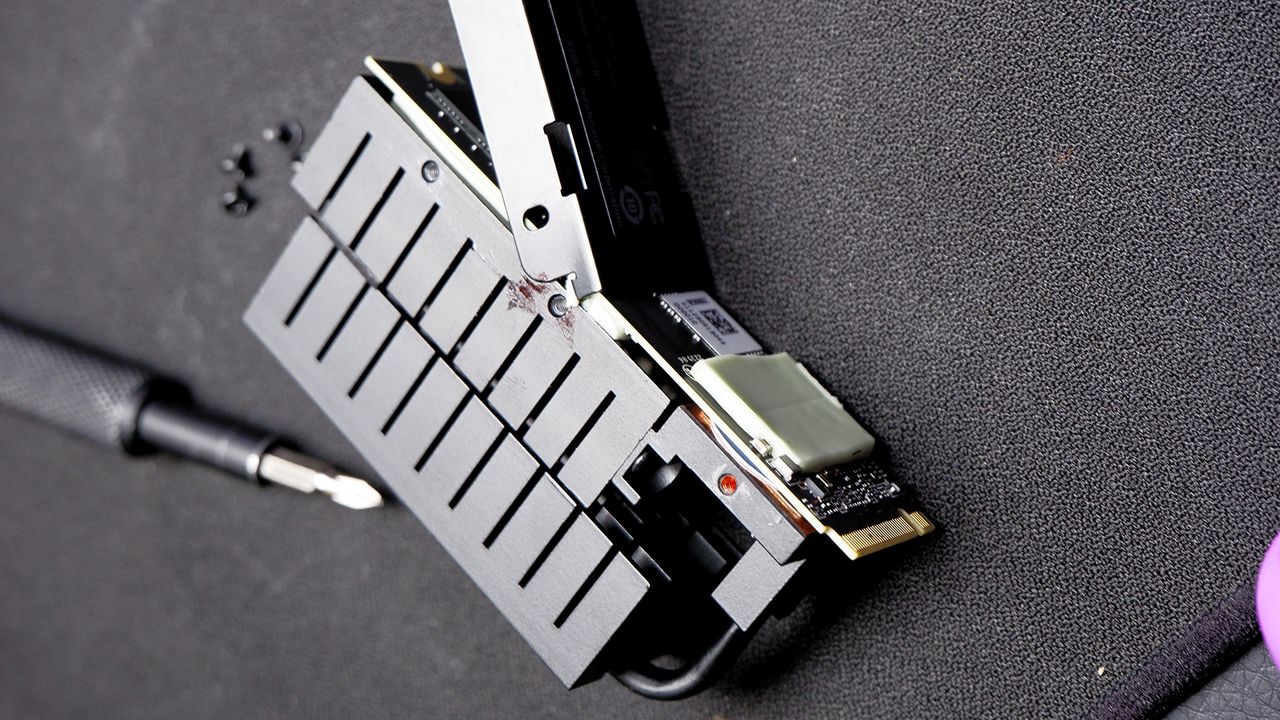 The Nextorage X Series 2TB SSD with the original cooler.