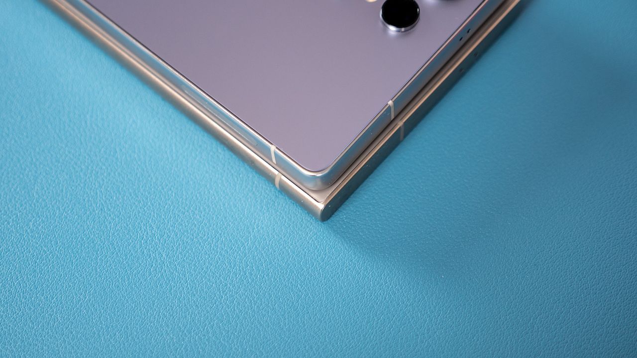 Comparing the size and shape of the Samsung Galaxy S24 Ultra versus the Samsung Galaxy S25 Ultra