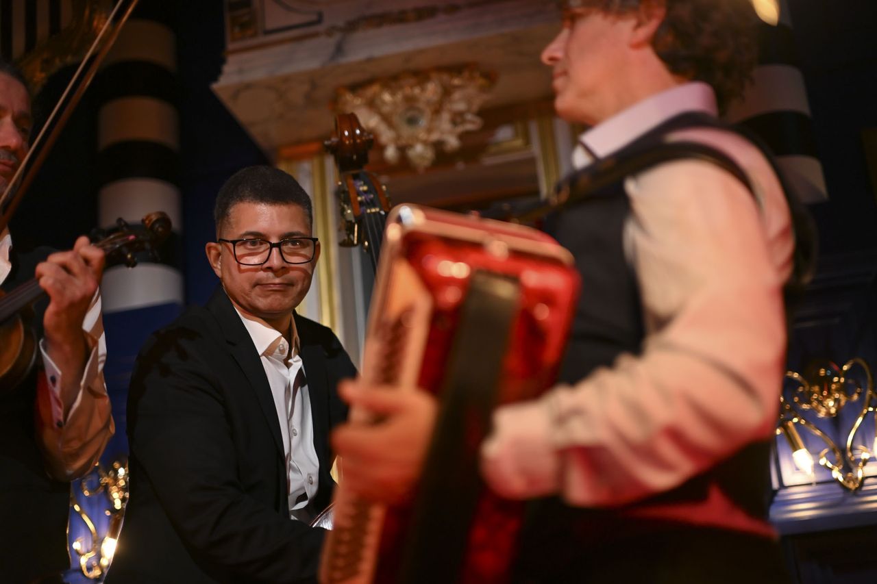 Nikon ZR sample images &ndash; musicians in a classsic interior; a violinist, double bass and accordian