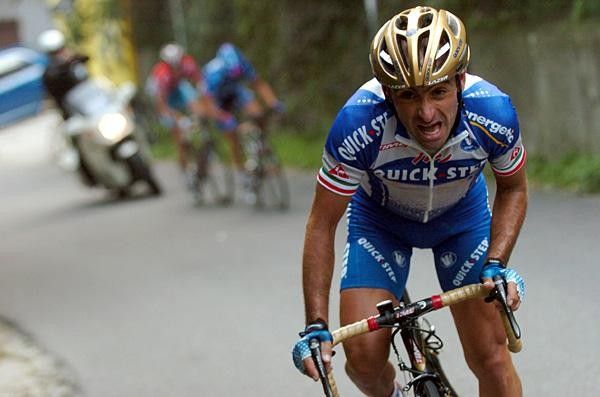 Paolo Bettini (Quickstep) tried to get a gap on the last climb