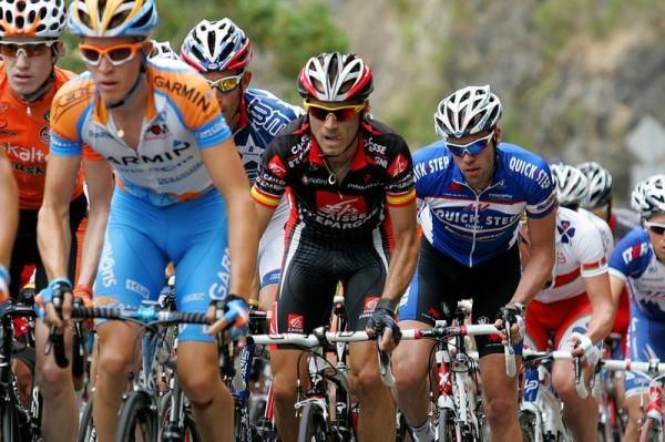 Alejandro Valverde (Caisse d'Epargne) rides in the pack.