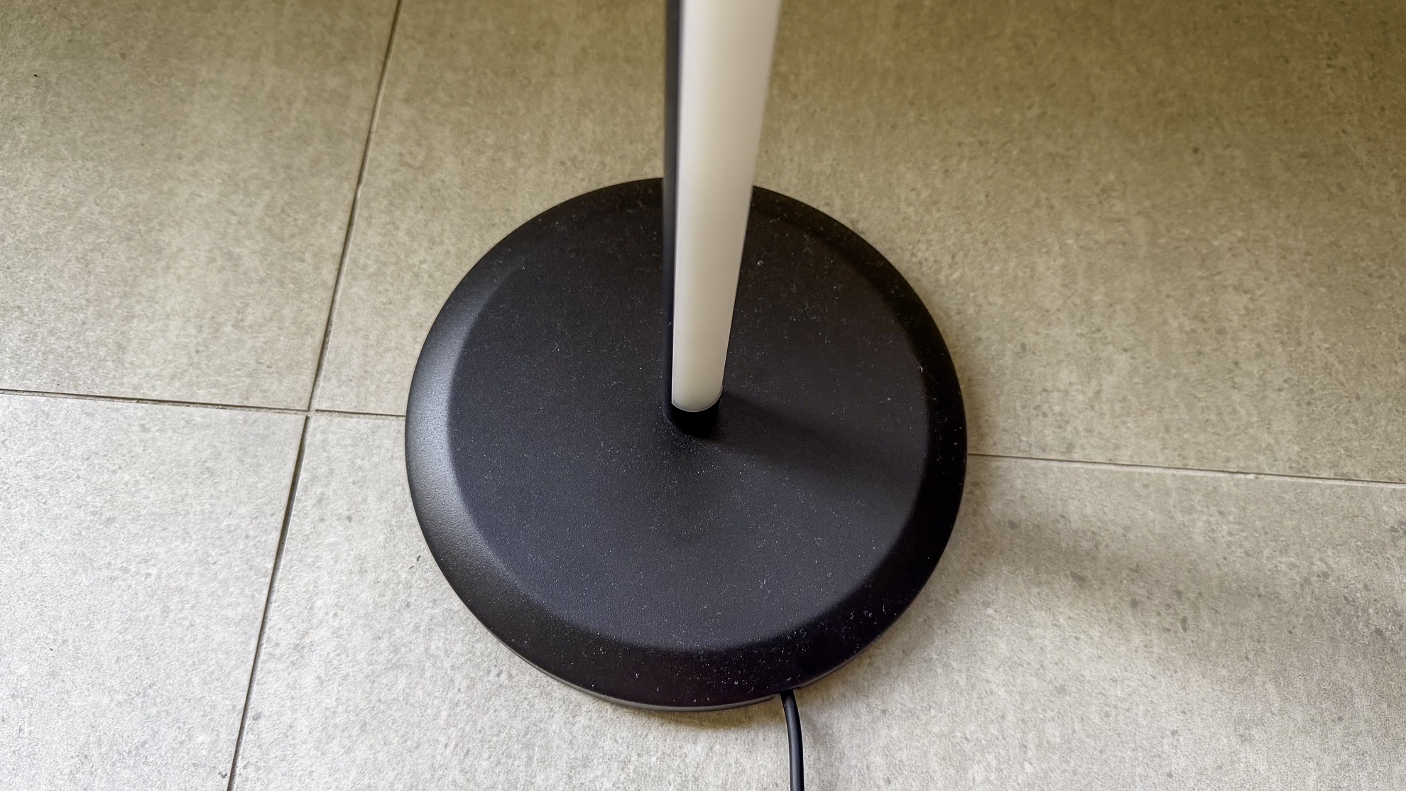The Nanoleaf Smart Multicolor Floor Lamp light strip fitted into the base