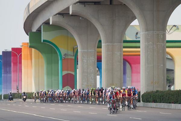 The peloton tried to bridge the gap