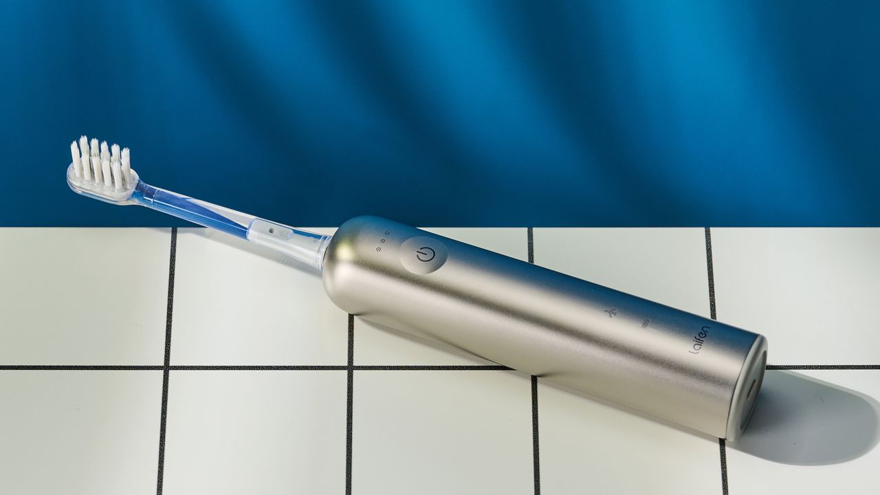 the laifen wave electric toothbrush with a white gum cleaning brush head