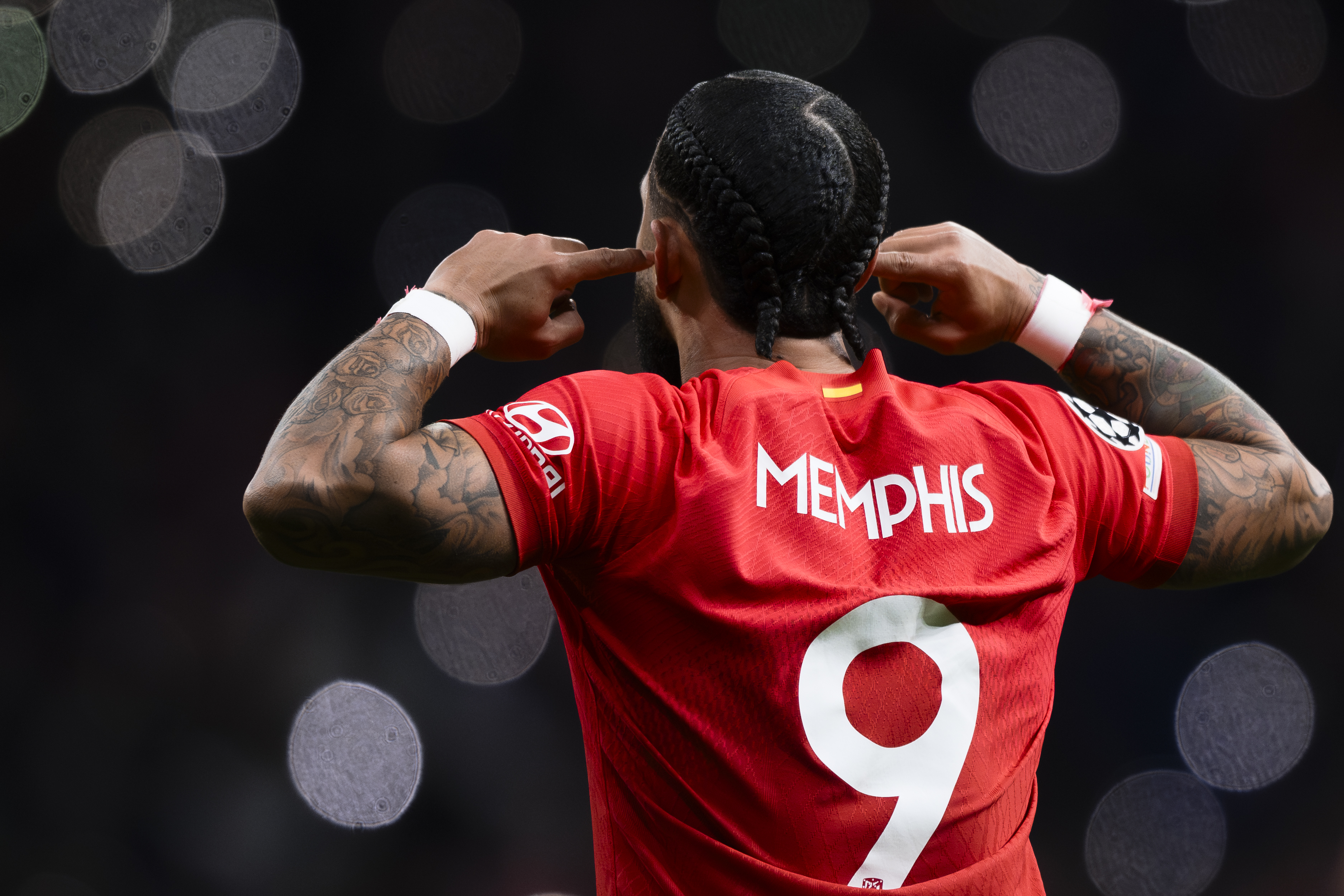 Memphis Depay celebrates a goal for Atletico Madrid against Inter in the Champions League in March 2024.