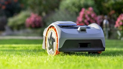 A front shot of the Segway Navimow i Series mowing the lawn