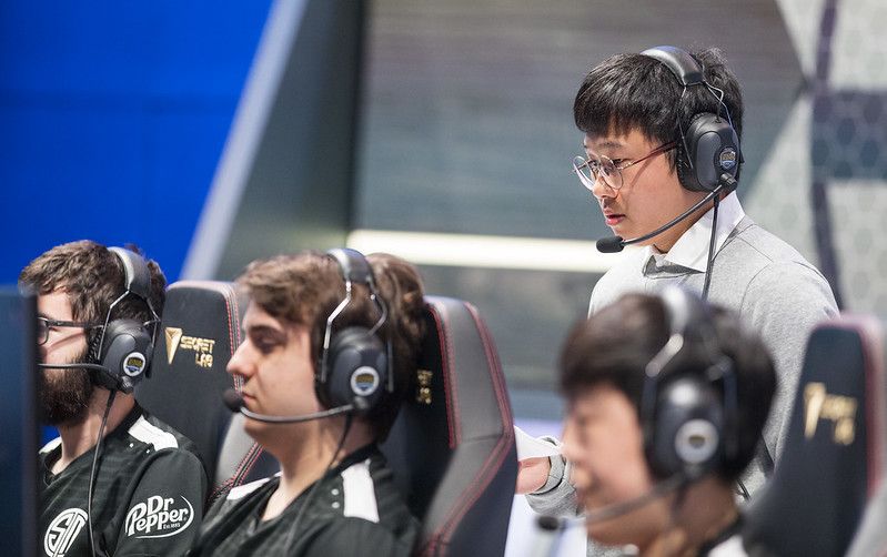 Zhang Yi watches TSM players.