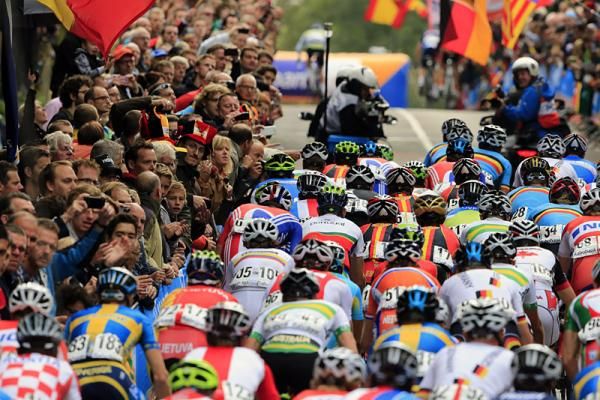 The peloton makes its way up the Cauberg.