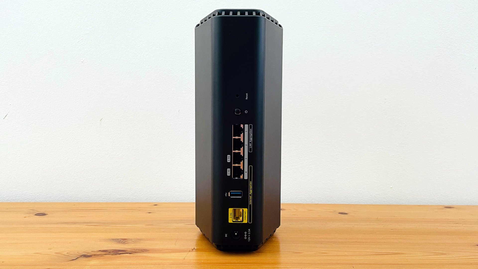 Netgear Nighthawk RS300 backside ports