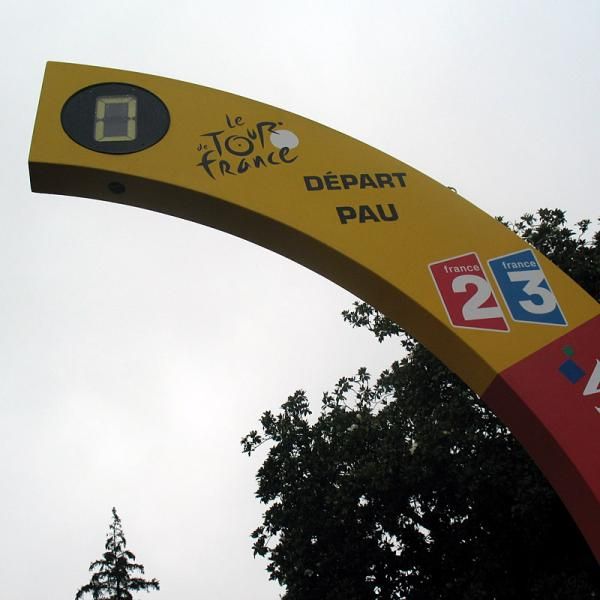 The start of the last mountain stage was held in Pau.