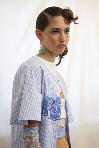 Model at Yuhan Wang SS25 wearing draped blusher, a key Spring/Summer 2025 fashion month beauty look